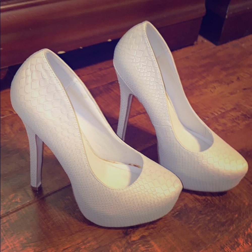 Nude pumps
